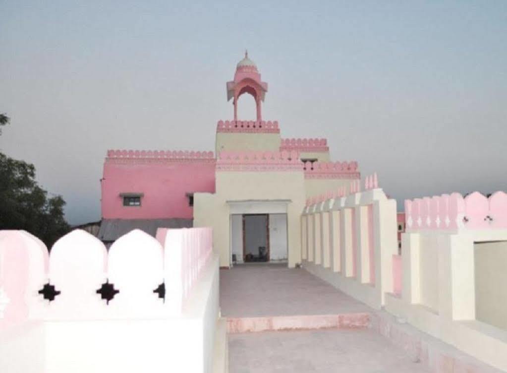 Hotel Suroth Mahal Luharu Luaran gambar